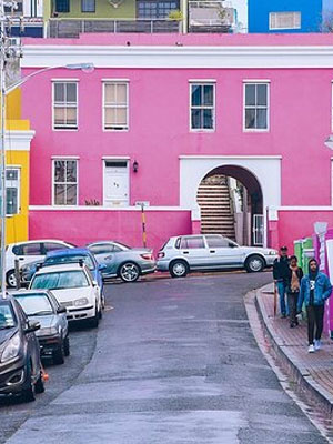 The famous Bo-Kaap arch and pastel houses